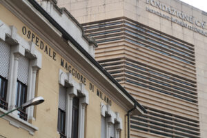 Ospedale Maggiore Milano. Fondazione Ca ‘Granda. L’ospedale è composto da numerosi edifici all’interno di un’ampia area urbana. - MyVideoimage.com | Foto stock & Video footage