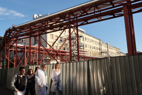 Ospedale Maggiore Milano. Major hospital, polyclinic. Doctors, students and medical staff walk outside the hospital. - MyVideoimage.com | Foto stock & Video footage