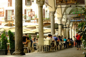 Outdoor bar. Coffee tables and Shopping in the city. Stock photos. - MyVideoimage.com | Foto stock & Video footage