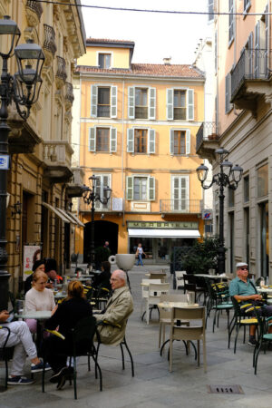 Outdoor bar. People sitting at the tables in the bar. Stock photos. - MyVideoimage.com | Foto stock & Video footage