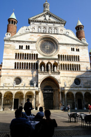 Outdoor tables in Cremona. Tables in an outdoor bar facing the cathedral. Stock photos. - MyVideoimage.com | Foto stock & Video footage