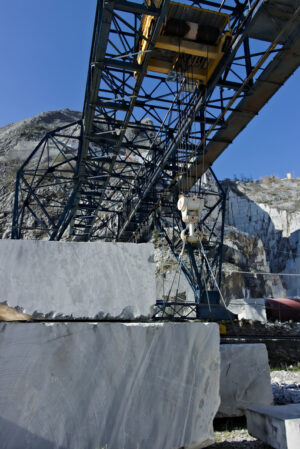 Overhead crane. Apuan Alps, Carrara. An overhead crane in a white marble quarry - MyVideoimage.com | Foto stock & Video footage