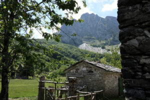 Paesaggio di montagna. Campocatino. Garfagnana. Houses in stone and white marble stones.  Campocatino, Garfagnana, Apuan Alps, Lucca, Tuscany. Italy. - MyVideoimage.com | Foto stock & Video footage