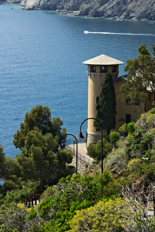 Paesaggio marino con casa a torre nei pressi delle Cinque Terre. Fitta vegetazione mediterranea. - MyVideoimage.com | Foto stock & Video footage