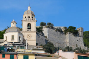 Paesi della Liguria: Castello, chiesa e il campanile del borgo marinaro di Portovenere vicino alle Cinque Terre, La Spezia. - MyVideoimage.com | Foto stock & Video footage