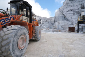 Pala gommata in cava di marmo. Wheel loader in a white marble quarry near Carrara. Foto stock royalty free. - MyVideoimage.com | Foto stock & Video footage