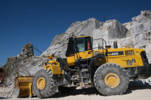 Pala gommata. Large white marble quarry with blue sky background. - MyVideoimage.com | Foto stock & Video footage