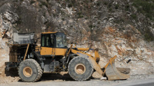 Pala meccanica alle cave di marmo. Bulldozer in a Carrara marble quarry. A large Komatsu mechanical shovel. - MyVideoimage.com | Foto stock & Video footage