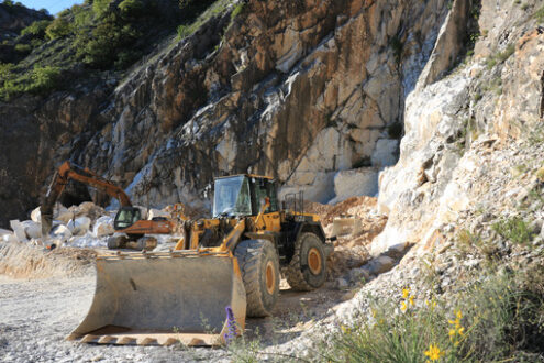 Pala meccanica in cava di marmo. An excavator and a bulldozer in a Carrara marble quarry. - MyVideoimage.com | Foto stock & Video footage