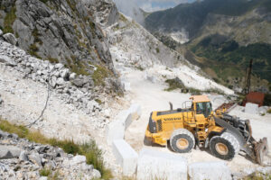 Pala meccanica in cava di marmo. Mechanical shovel used for the excavation of marble in the Apuan quarries. Foto stock royalty free. - MyVideoimage.com | Foto stock & Video footage