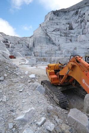 Pala meccanica in cava di marmo. Wheel loader in a white marble quarry near Carrara. Foto stock royalty free. - MyVideoimage.com | Foto stock & Video footage