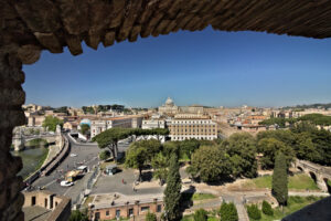 Palazzi Vaticani, Roma con vista sui palazzi da una finestra di Castel Sant’Angelo. - MyVideoimage.com | Foto stock & Video footage