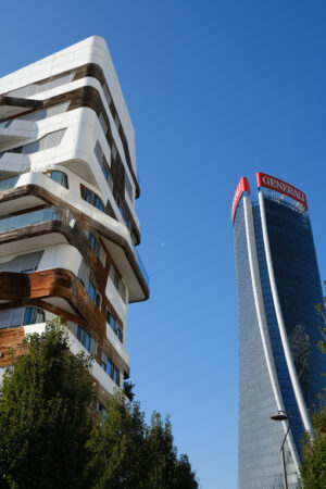 Palazzi a Milano immersi nel verde di Citylife. CityLife Milan Residential Complex and Generali tower. Palaces designed by Zaha Hadid and surrounded by green gardens. Company - MyVideoimage.com | Foto stock & Video footage