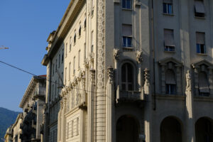 Palazzi monumentali a La Spezia. Palaces of the twentieth century with sculptures. Foto stock royalty free. - MyVideoimage.com | Foto stock & Video footage