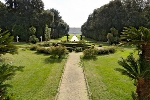 Palazzo Reale Caserta. Parco. Reggia di Caserta, Italy. 10/27/2018. Royal Palace Park. The design of a circular pool surrounded by a green lawn. - MyVideoimage.com | Foto stock & Video footage