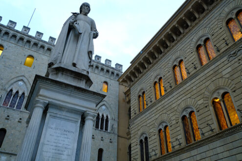 Palazzo Salimbeni in Siena. Headquarters of the Monte dei Paschi di Siena bank with a statue of Sallustro Bandini in Piazza Salimbeni. - MyVideoimage.com | Foto stock & Video footage