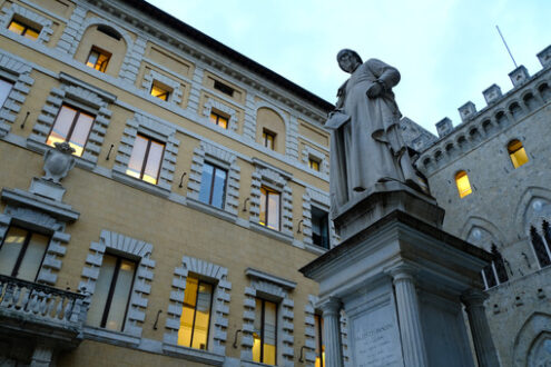 Palazzo Salimbeni in Siena. Headquarters of the Monte dei Paschi di Siena bank with a statue of Sallustro Bandini in Piazza Salimbeni. - MyVideoimage.com | Foto stock & Video footage