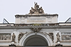 Palazzo delle esposizioni, Roma. Frontone con gruppo scultoreo. - MyVideoimage.com | Foto stock & Video footage