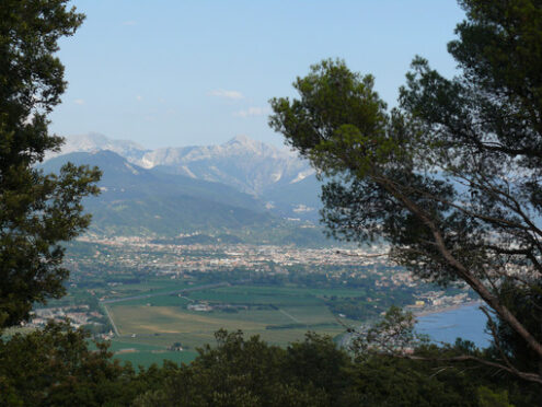 Panorama di Carrara e delle Alpi Apuane con la piana di Marinella visto dalla collina di Montemarcello. - MyVideoimage.com | Foto stock & Video footage