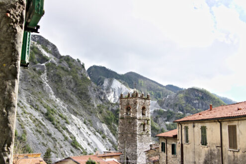 Panorama di Colonnata. Colonnata, Carrara, Tuscany, Italy. Bell tower of the church built with white marble pebbles. - MyVideoimage.com | Foto stock & Video footage