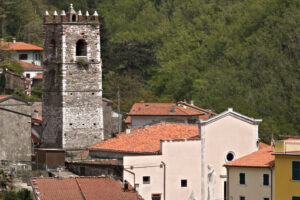 Panorama di Colonnata. Panoramic shot of the village of Colonnata, where the famous lard is produced. The walls of the houses in stone and white Carrara marble. Woods background. Northern Tuscany. Colonnata, Carrara, Italy. - MyVideoimage.com | Foto stock & Video footage