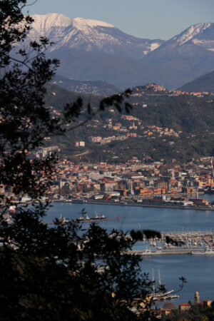 Panorama di La Spezia. Una nave da crociera nel porto. - MyVideoimage.com | Foto stock & Video footage