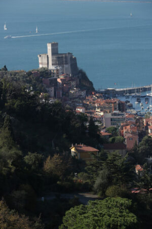 Panorama di Lerici. Panorama della città di Lerici con il mare, il castello, le case e il porto turistico. - MyVideoimage.com | Foto stock & Video footage