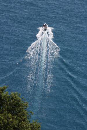 Panorama di Monterosso. Motorboat takes off in the Ligurian sea at the Cinque Terre. Top view of the path. - MyVideoimage.com | Foto stock & Video footage