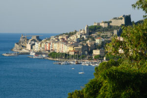 Panorama di Portovenere vicino alle Cinque Terre alla luce dell’alba. La baia con il porto turistico, il forte, la chiesa di San Pietro. - MyVideoimage.com | Foto stock & Video footage