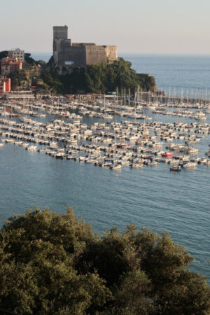 Panorama of Lerici with the marina and the castle. The village of Lerici. - MyVideoimage.com | Foto stock & Video footage