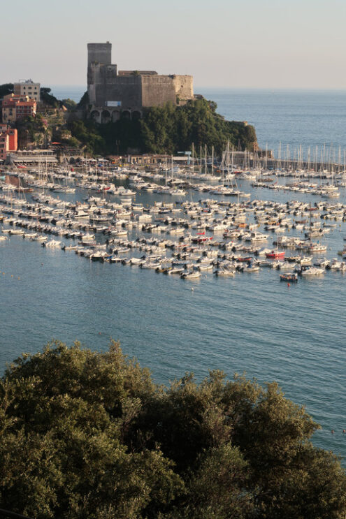 Panorama of Lerici with the marina and the castle. The village of Lerici. - MyVideoimage.com | Foto stock & Video footage