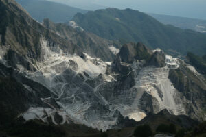 Panorama of the Carrara marble quarries on the Apuan Alps in Tuscany. - MyVideoimage.com | Foto stock & Video footage