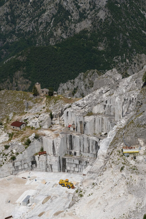 Cave di marmo bianco. Panorama of the Carrara marble quarries on the Apuan Alps in Tuscany. Foto stock royalty free.