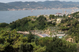 Panorama of the Gulf of La Spezia and the Blue Bay. The Blue Bay is a beach near the city of La Spezia. - MyVideoimage.com | Foto stock & Video footage