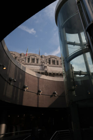 Panoramic lift. Panoramic lift with glass facade. In the background the central station of Milan in imperial neoclassical style. - MyVideoimage.com | Foto stock & Video footage