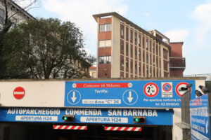 Parcheggio a pagamento a Milano. Paid underground parking for cars. Commenda, San Barnaba in Milan, near the Policlinico, Ospedale Maggiore. - MyVideoimage.com | Foto stock & Video footage