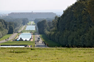 Parco Reggia di Caserta. Reggia di Caserta, Italy. 10/27/2018. Large fountain in the park with tanks at various levels - MyVideoimage.com | Foto stock & Video footage