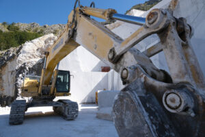 Parete di marmo bianco in cava. Crawler excavator in a marble quarry near Carrara. Foto stock royalty free. - MyVideoimage.com | Foto stock & Video footage