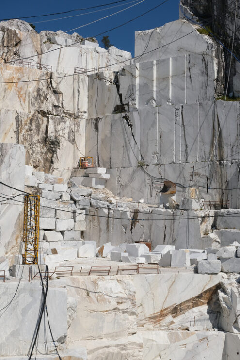 Parete di marmo. Large white marble quarry with blue sky background. - MyVideoimage.com | Foto stock & Video footage