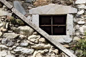 Pareti in marmo di Carrara a Colonnata. Colonnata, Carrara, Tuscany. Detail of windows and walls made of marble. Stock free photo. - MyVideoimage.com | Foto stock & Video footage