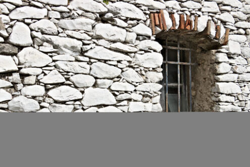 Pareti in marmo. Colonnata, Carrara, Tuscany. Detail of windows and walls made of white marble extracted from the nearby quarries. - MyVideoimage.com | Foto stock & Video footage