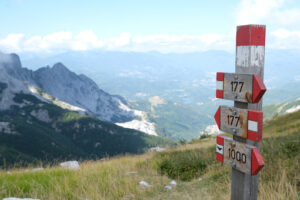 Paths signpost. Signposts indicating a mountain path in the Apuan Alps. Stock photos. - MyVideoimage.com | Foto stock & Video footage