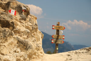 Paths signs. Warning signs on the paths of the Cinque Terre, Wooden arrows on a pole made by CAI, the Italian Alpine Club. - MyVideoimage.com | Foto stock & Video footage