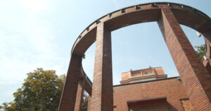 Pavillon. Rationalist pavilion with brick colonnade. Video footage. - MyVideoimage.com | Foto stock & Video footage