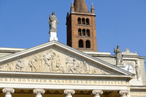 Pediment of temple. Neoclassical temple facade with marble columns. Stock photos. - MyVideoimage.com | Foto stock & Video footage