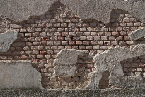 Peeling wall. A partly plastered brick wall. The humidity of the wall caused part of the plaster to fall off the wall. - MyVideoimage.com | Foto stock & Video footage