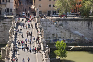 People to Rome. Ponte Sant’Angelo crosses the Tiber river in Rome. - MyVideoimage.com | Foto stock & Video footage