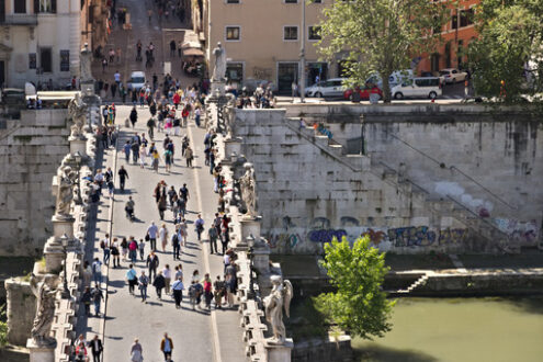 People to Rome. Ponte Sant’Angelo crosses the Tiber river in Rome. - MyVideoimage.com | Foto stock & Video footage