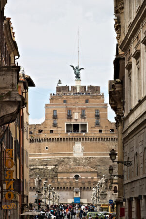 People walk on the bridge. Main facade of Castel Sant’Angelo with the bridge over the Tiber - MyVideoimage.com | Foto stock & Video footage