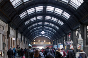 Persone alla stazione. Milan, Central Station. Travelers in transit - MyVideoimage.com | Foto stock & Video footage